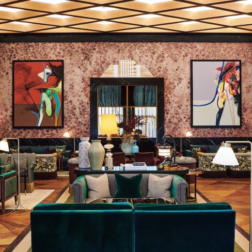 現代アートが飾られたジ・アーツ・クラブ ドバイ内