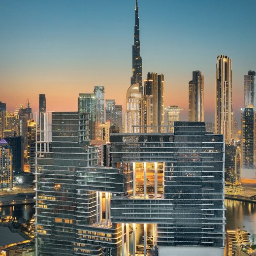 高層ビルの中に立つ「ザ・ラナ」