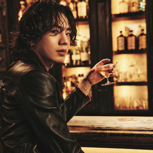 カウンターで飲む三代目JSB·ØMI