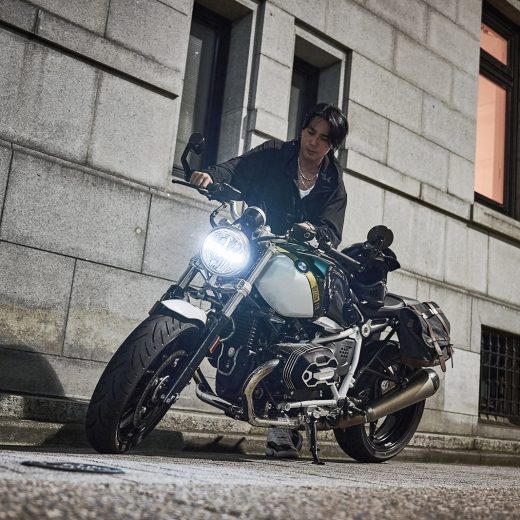 現役GS乗り・元暴走族総長の落語家・瀧川鯉斗がBMW「R nineT Pure」でナイトドライブ【試乗記】