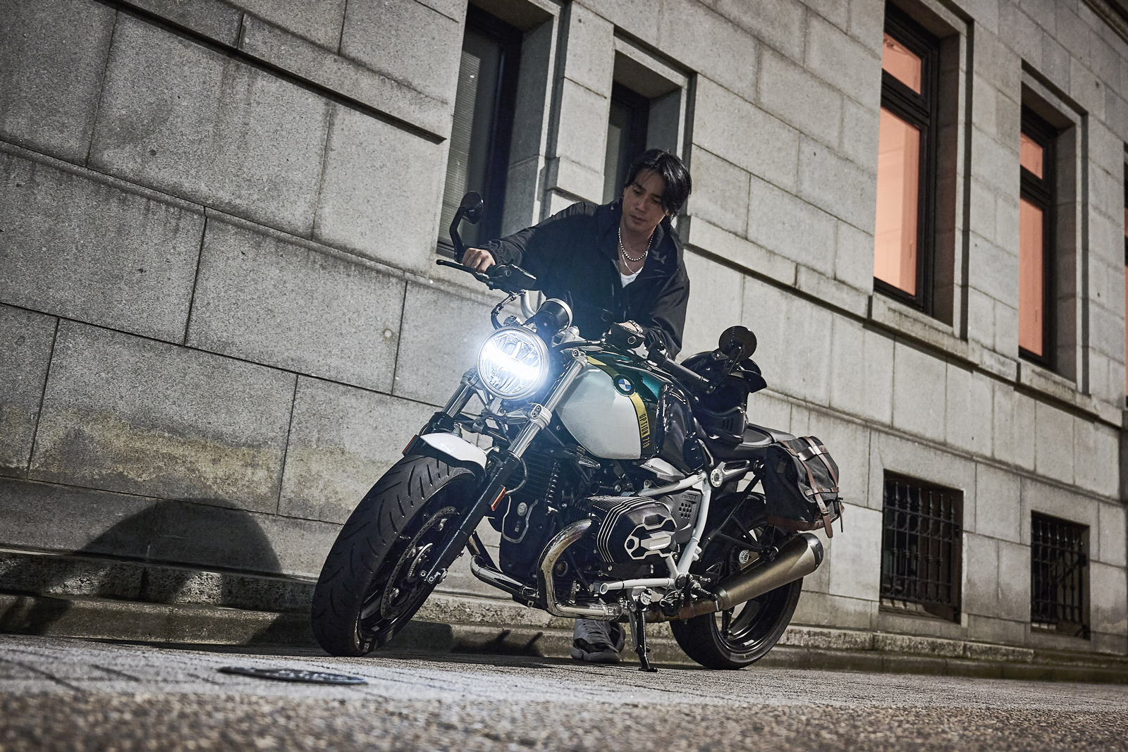 現役GS乗り・元暴走族総長の落語家・瀧川鯉斗がBMW「R nineT Pure」で