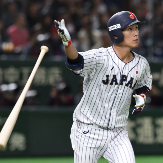 ソロ本塁打を打ち、上がったボールを見つめる西川龍馬。