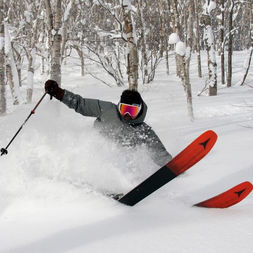西森山でスキーをする皆川賢太郎氏