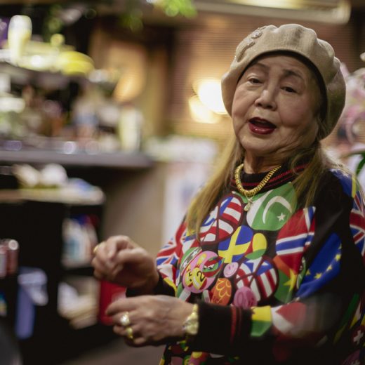 53年の歴史に幕を閉じた、新宿二丁目の深夜食堂「クイン」の名物ママ・りっちゃんとは