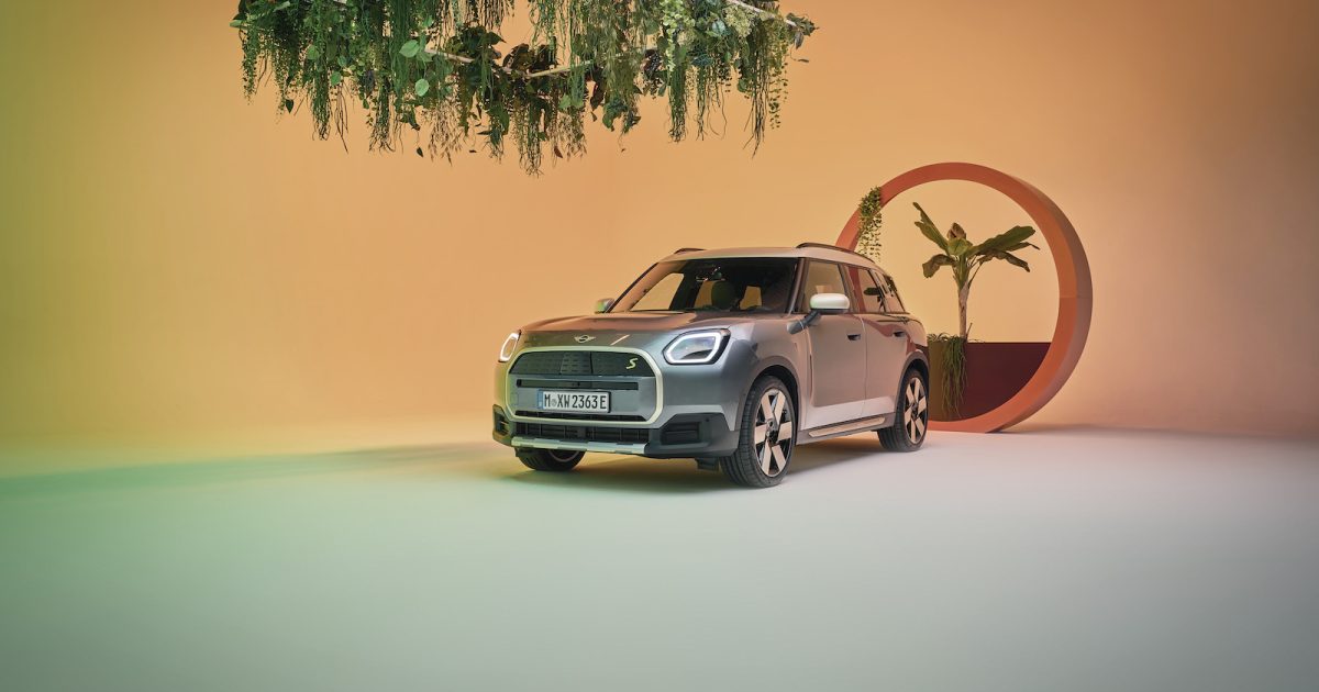 MINIがフルモデルチェンジ！ スーパースターに愛された歴史を振り返る