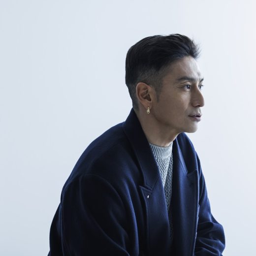 横を向いて話をしている伊勢谷友介氏