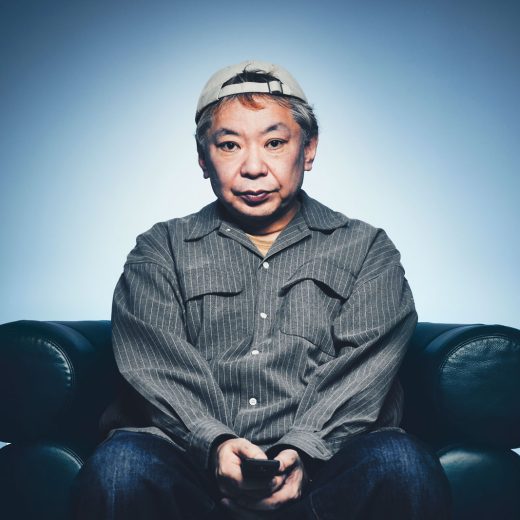 ソファーに座っている鈴木おさむ