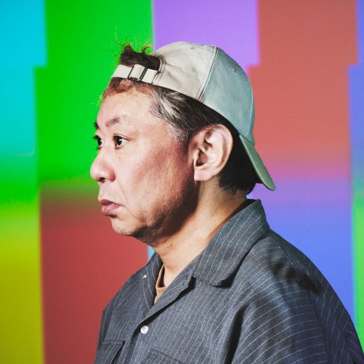 横を向く鈴木おさむ