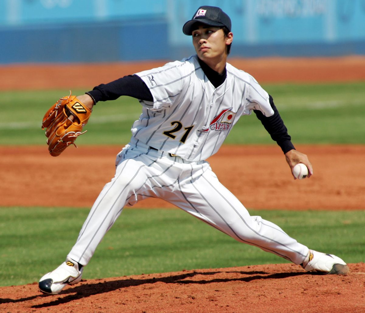 2004年アテネ五輪で投球する和田毅。