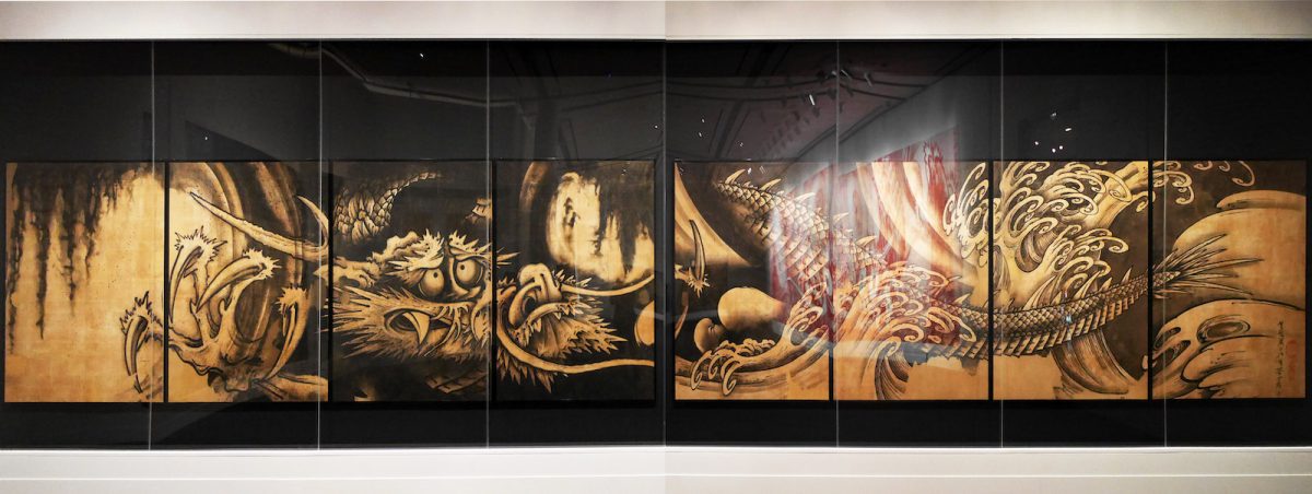 曾我蕭白《雲竜図》ボストン美術館蔵
「村上隆：奇想の系譜｜協力／辻惟雄、ボストン美術館」（2017年）のときの展示で右側に村上隆の《雲⻯⾚変図（辻惟雄先⽣に…》が写り込んでいるのがわかるだろうか。 photo/ Yoshio Suzuki（この作品は京都の展覧会には出品されていない）
