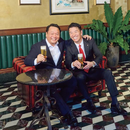 肩を組む野村一裕氏と野並晃氏
