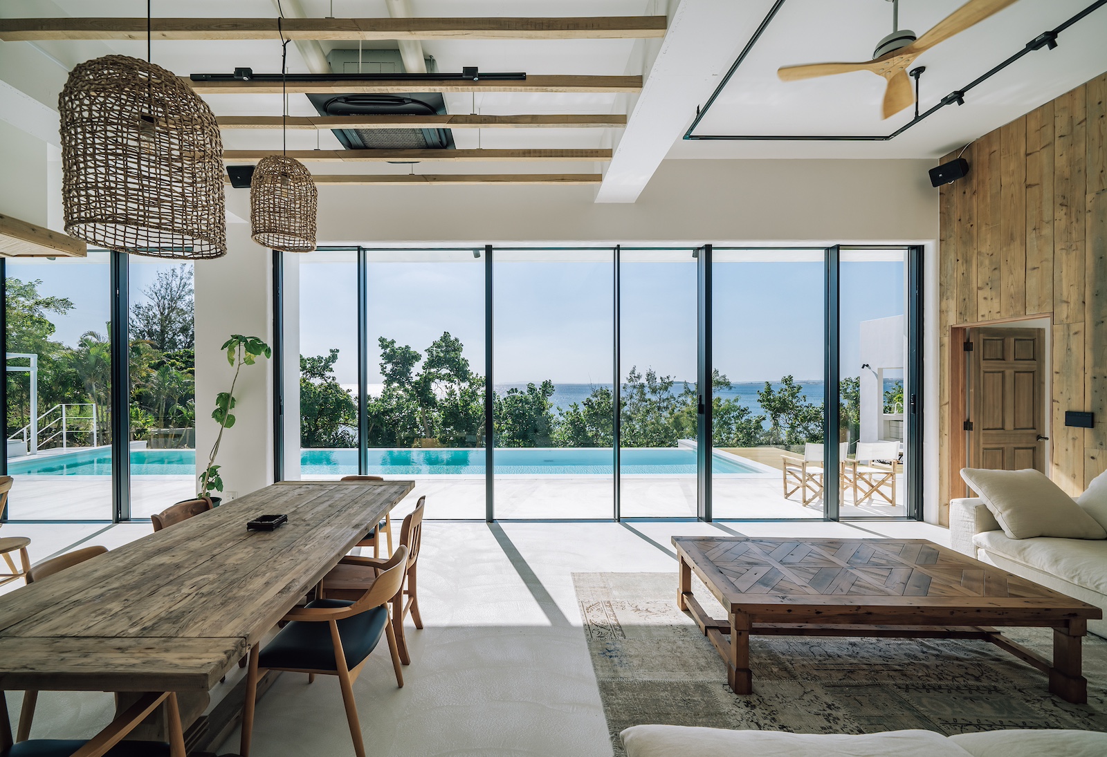 まるでギリシャのリゾート！ 外食業界のカリスマが沖縄に建てた新別邸