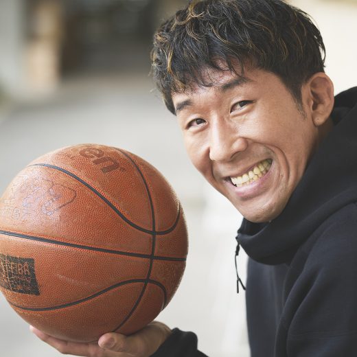 麒麟・田村さん ボールを持ちながら笑っている
