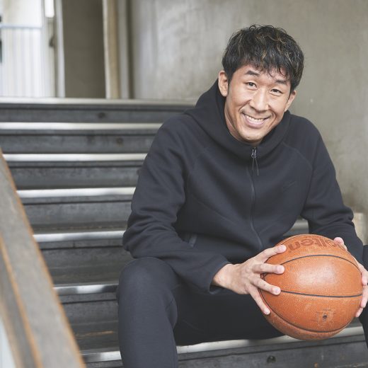 麒麟・田村さん ボール持って座っている