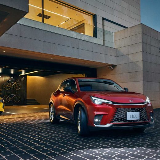 「小さな高級車」は成功するのか? レクサスLBXが難題に挑む!