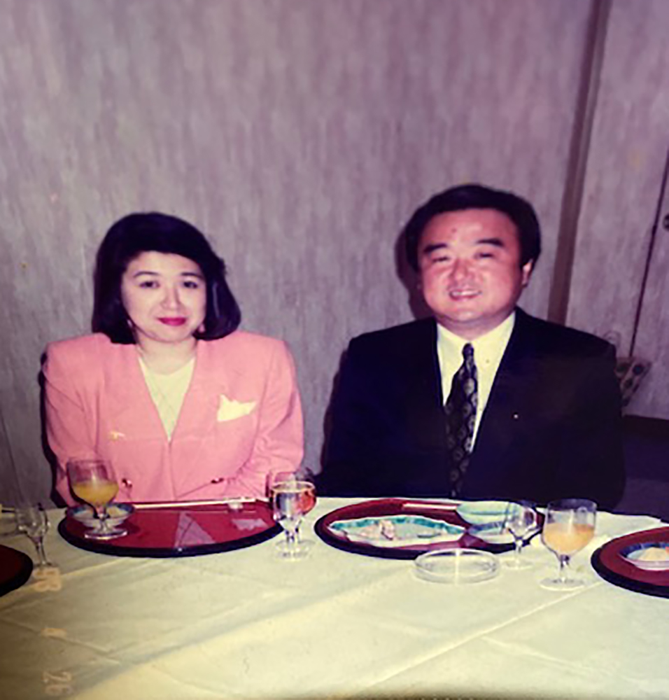 新婚当時のドムドムハンバーガー藤崎社長と夫・藤崎繁武のツーショット。