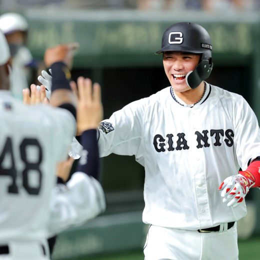 ハイタッチする、巨人・坂本勇人