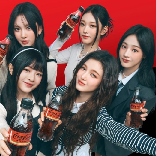 コカ・コーラを持つNewJeans