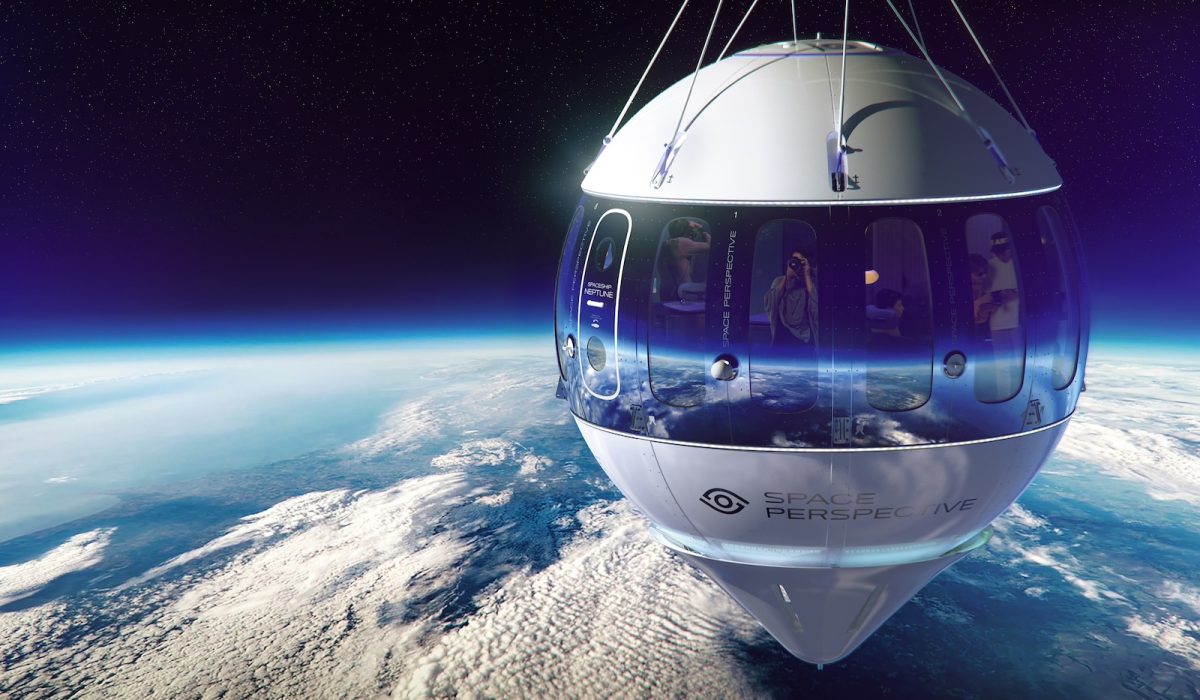360°パノラマウィンドウの宇宙船