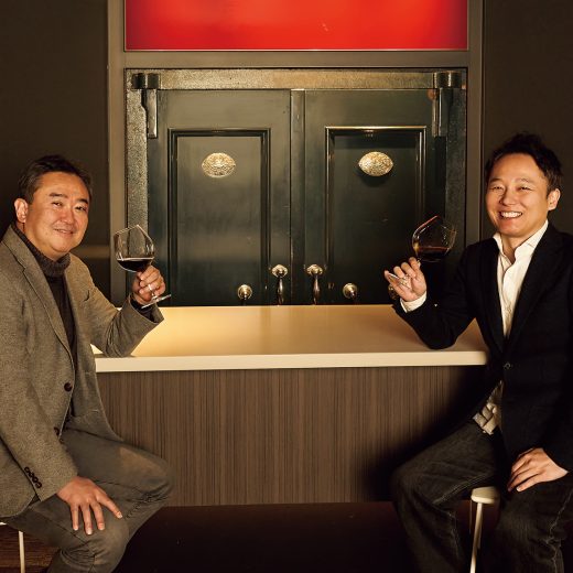 ワインを持つ、寺田航平氏と中野邦人氏