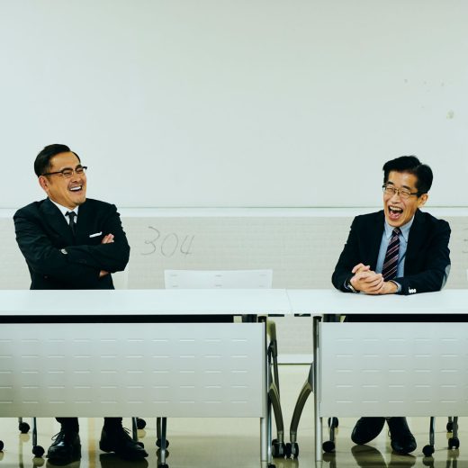 談笑するくりぃむしちゅー・有田哲平さんと岸博幸さん