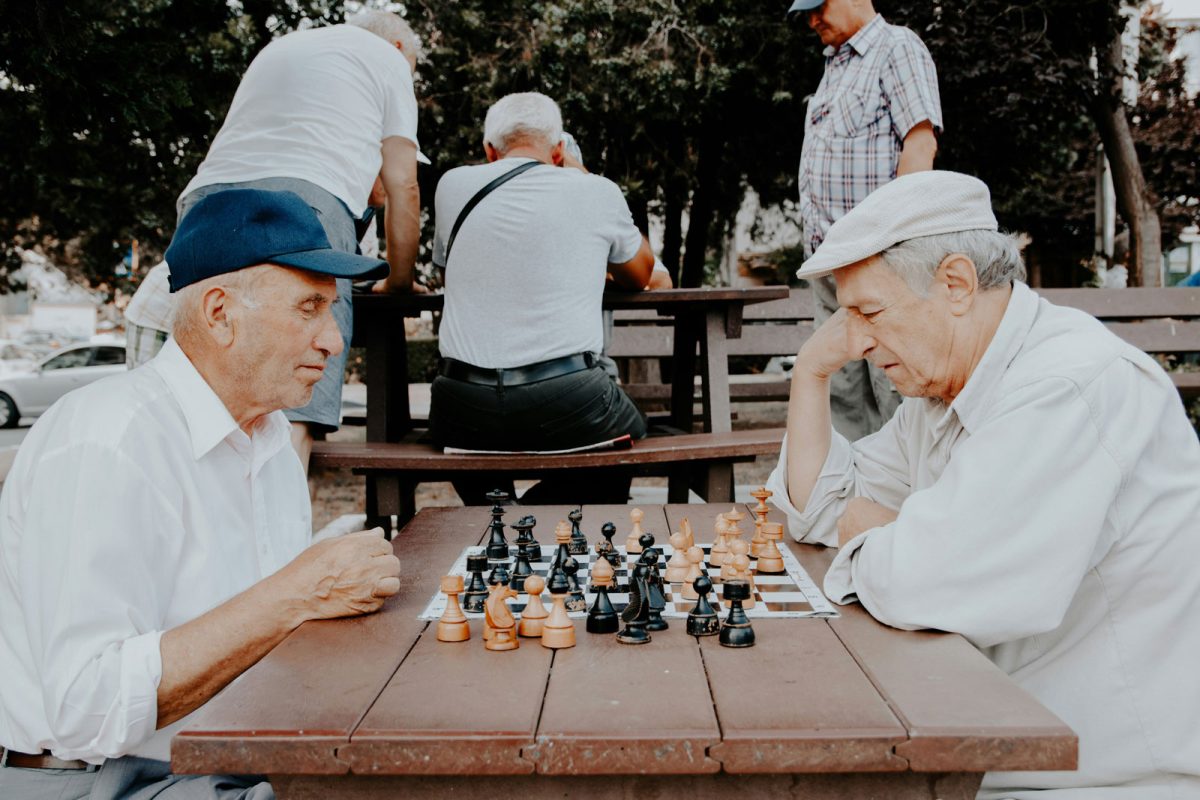 チェスをする年配の男性たち