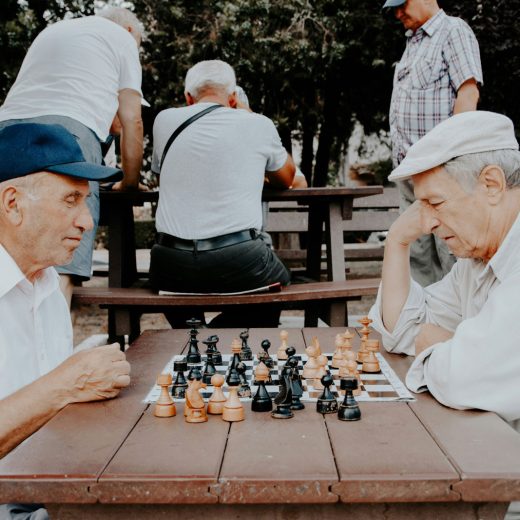 チェスをする年配の男性たち