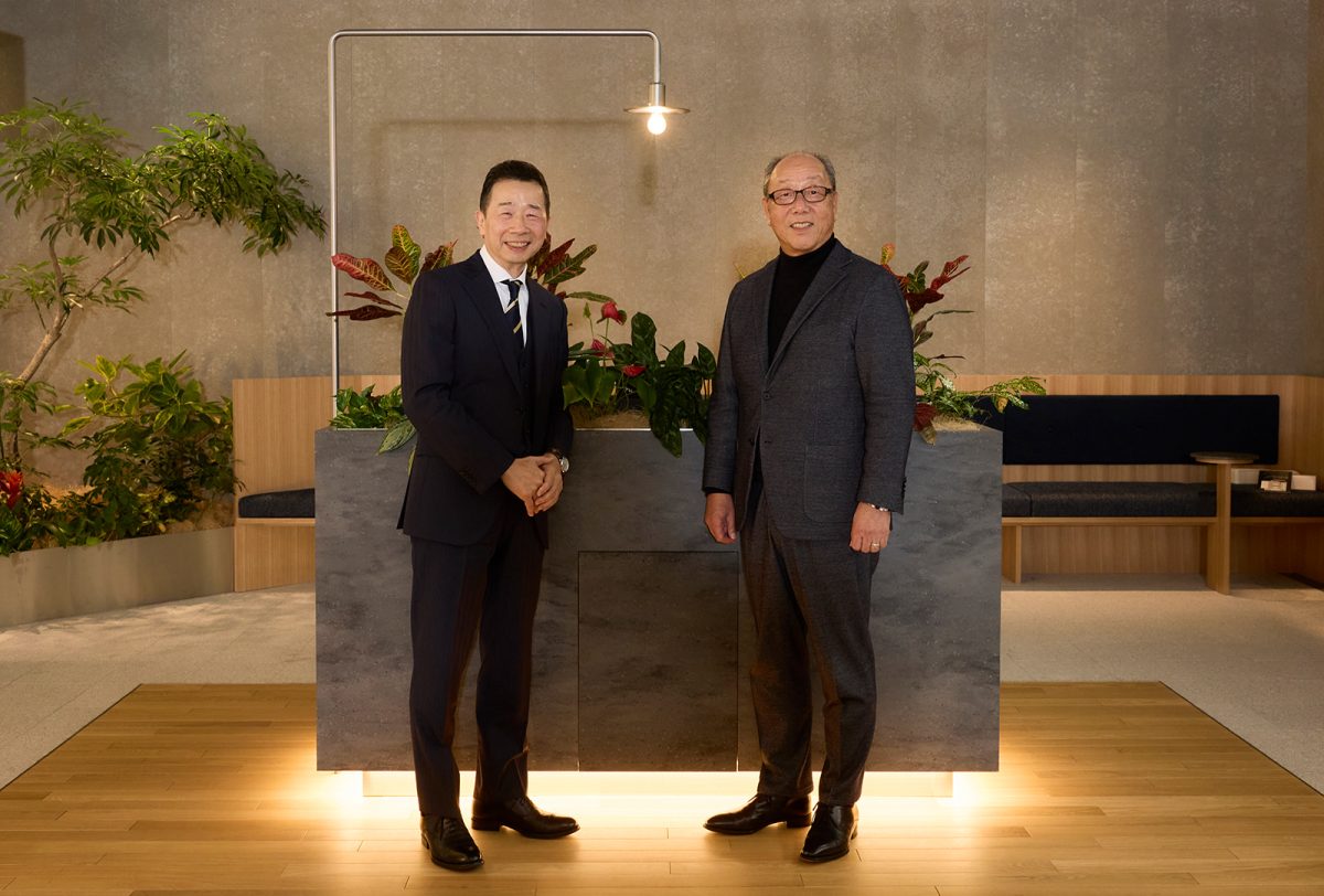 アリババ代表取締役社長CEO・岡田聡良氏（左）と、メディカル・データ・ビジョン 代表取締役社長・岩崎博之氏（右）。