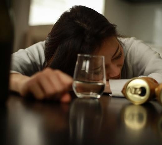 「末っ子」はアルコール依存症になりやすい? 甘え上手だが不安も強い優等生