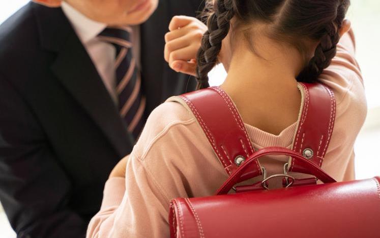 最新JS小学生高学年盗撮 大切な児童ですから」小学校教諭が女児への性加害に及んだ認知の歪み | GOETHE