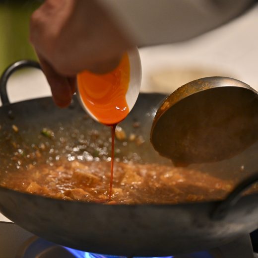 麻婆豆腐を調理中