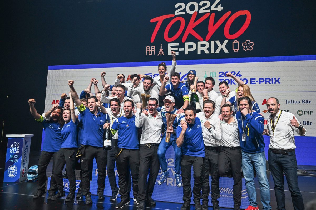 「東京E-Prix」で優勝したマセラティMSGレーシングのチームスタッフとマキシミリアン・ギュンター選手