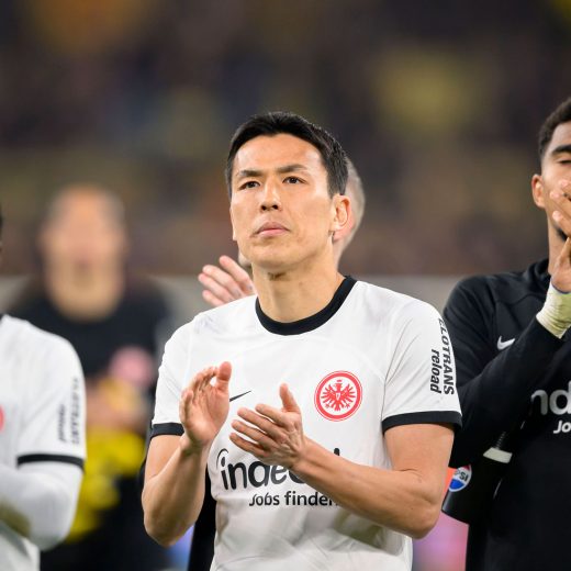 チームメイトと拍手する長谷部誠/長谷部誠『心を整える』/抜き出し①