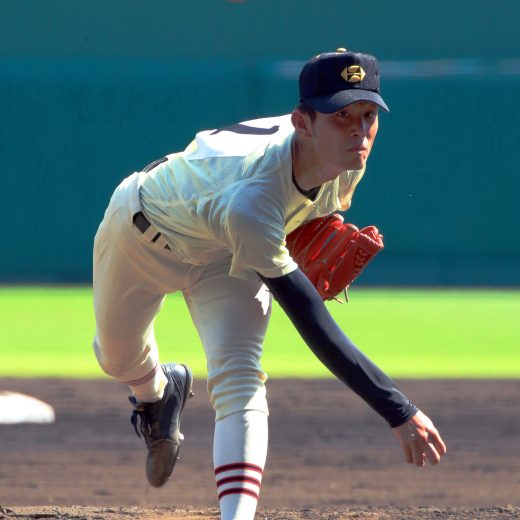 2016年夏の甲子園決勝で登板する作新学院・今井達也。