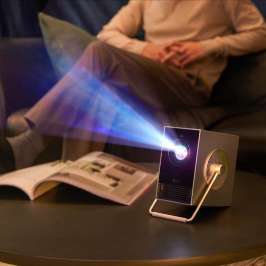 持ち運べる&高画質! 超小型4Kプロジェクター「LG CineBeam Q」