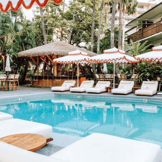 「ホワイト サンズ ホテル」のプールサイド