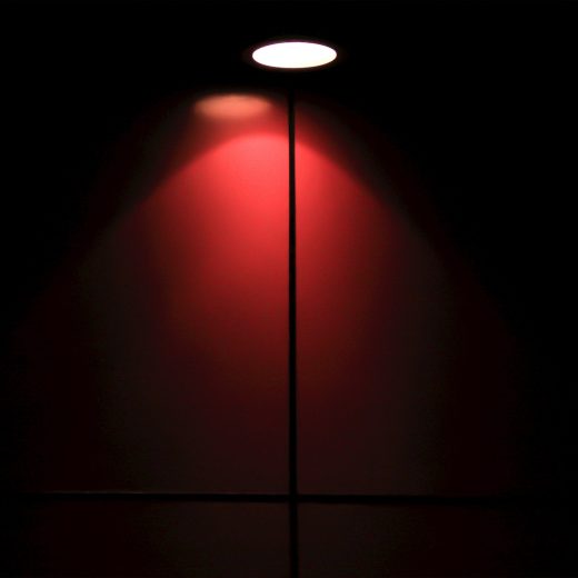 暗闇の中で光る照明