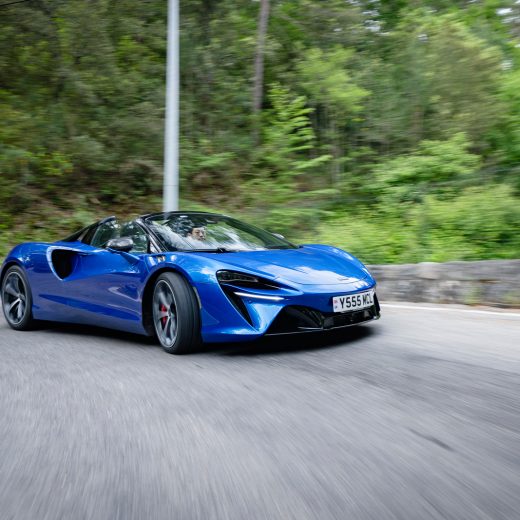 マクラーレンの新型ハイパフォーマンス・ハイブリッド・スーパーカー「アルトゥーラ スパイダー」の真価とは【試乗記】