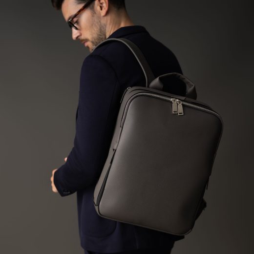 ボナベンチュラのバックパック「ダビデ」を背負っている男性