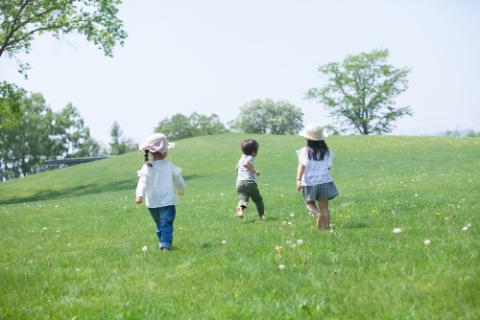 野原で遊ぶ子どもたちのイメージ写真