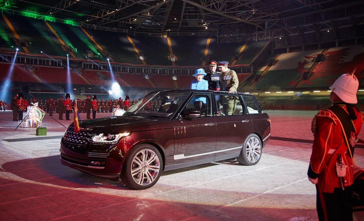 エリザベス女王とRANGE ROVER