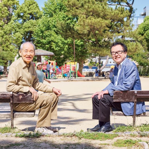 公園に座る藤本茂氏と和田秀樹氏