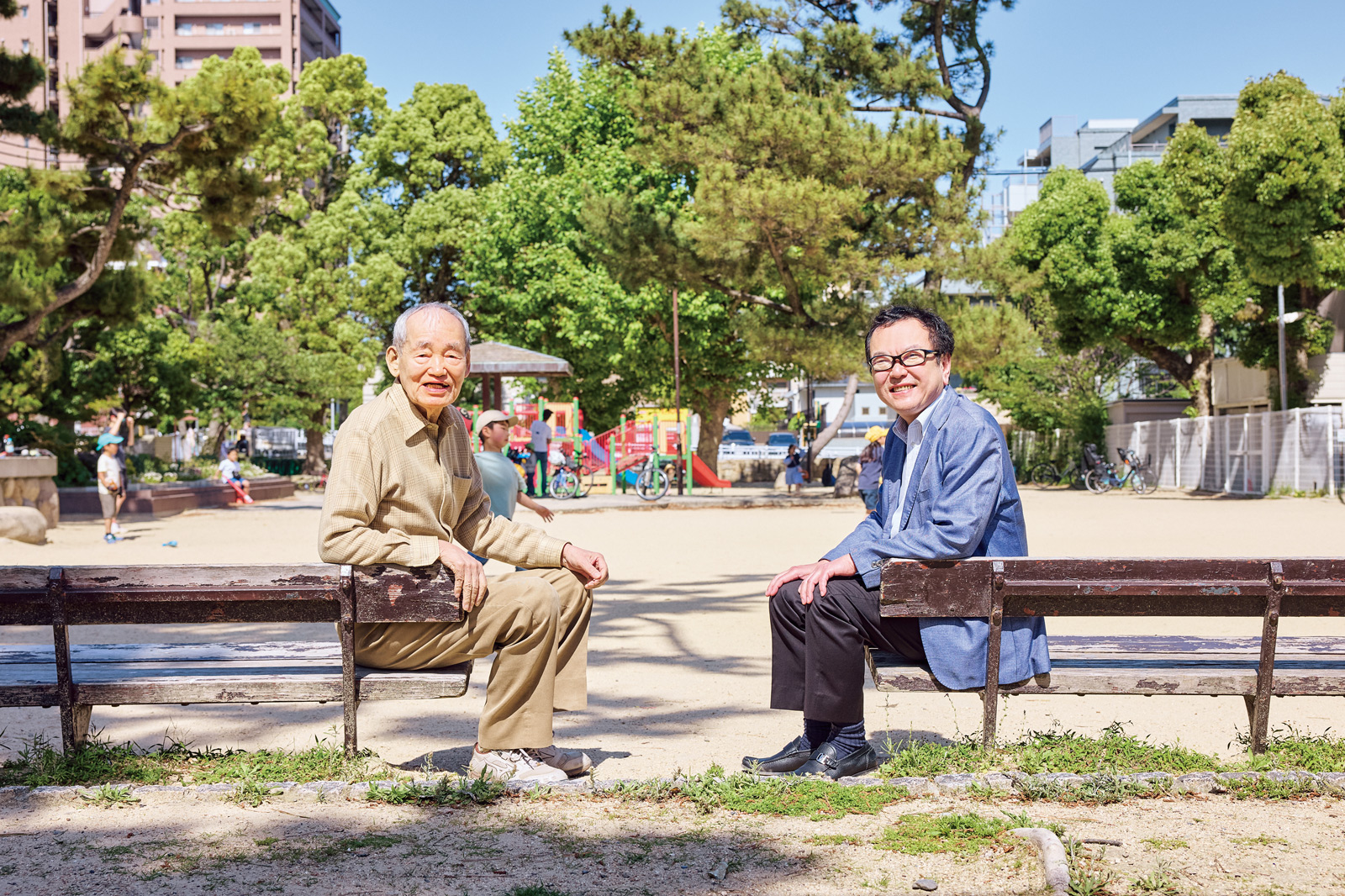 公園に座る藤本茂氏と和田秀樹氏