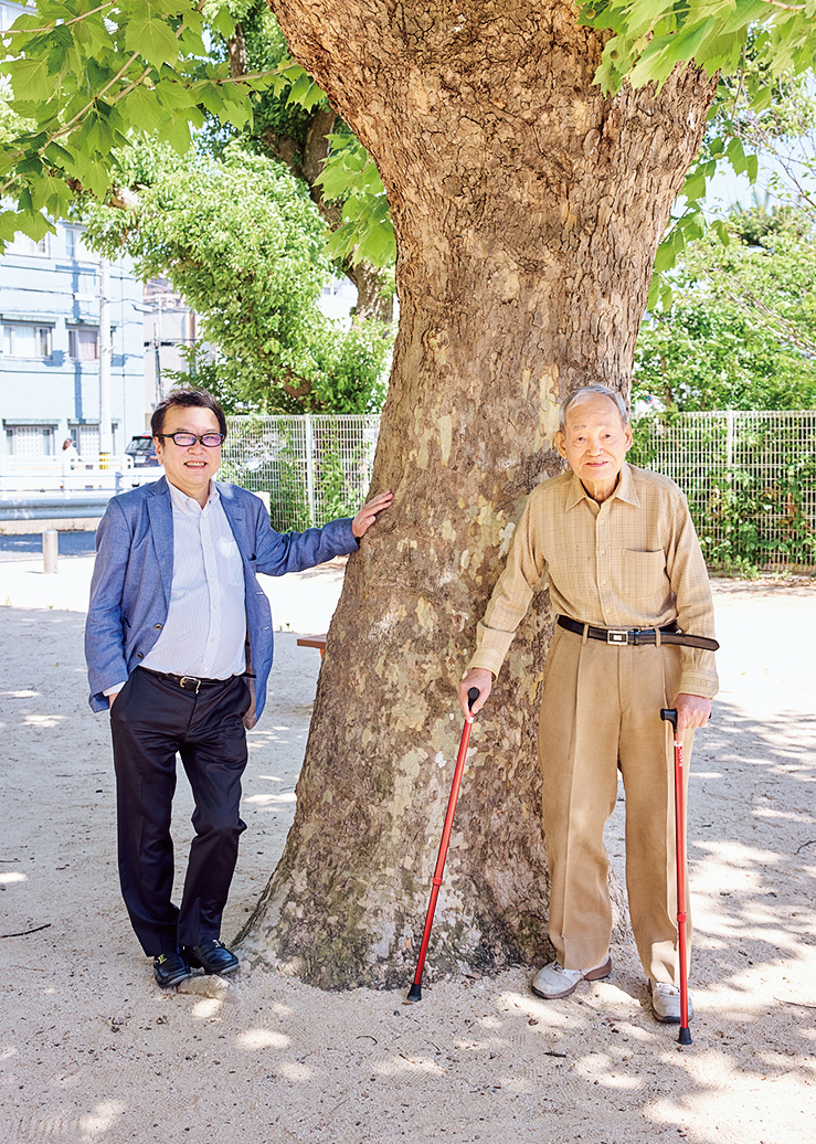 木の前に立つ和田秀樹氏と藤本茂氏