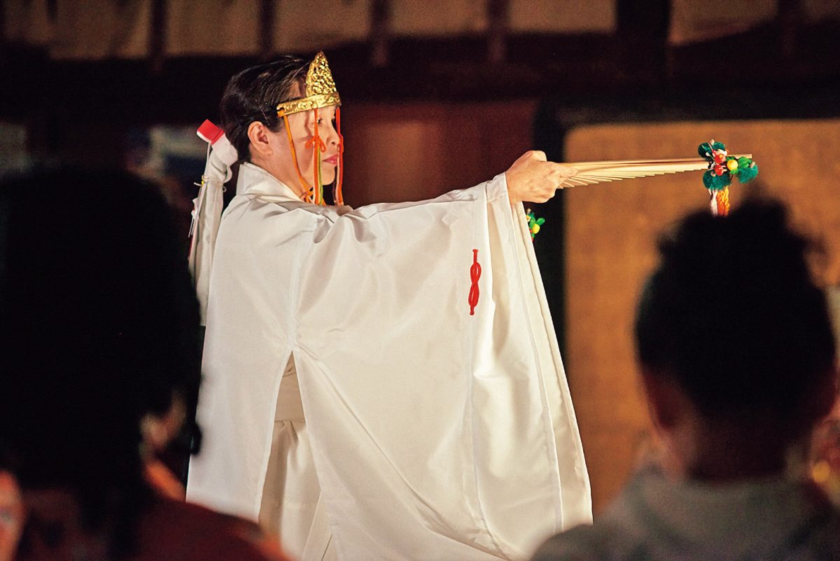 三國神社での舞