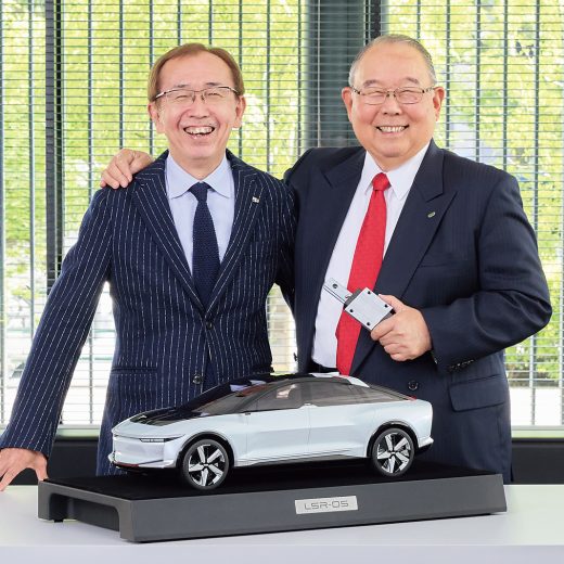 SN DESIGN PLATFORM代表取締役CEO/カーデザイナーの中村史郎氏(左)と、THK代表取締役会長の寺町彰博氏(右)。