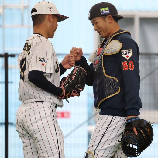 侍ジャパンシリーズ2024 日本代表の山本祐大と金丸夢斗(左)