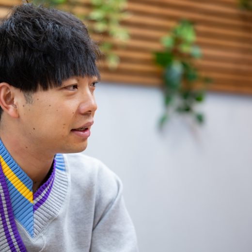 インタビュー中のティモンディ前田裕太さん。横顔2枚目