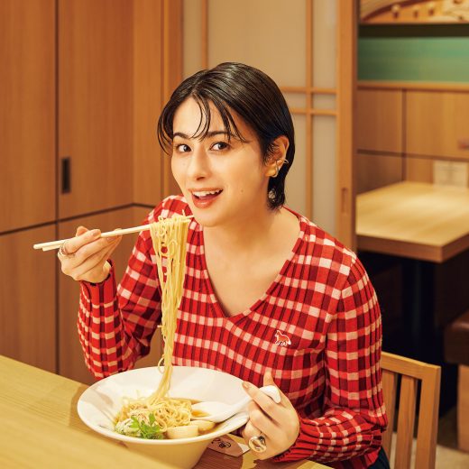 「麺 銀座おのでら本店」のラーメンを食べるホラン千秋さん