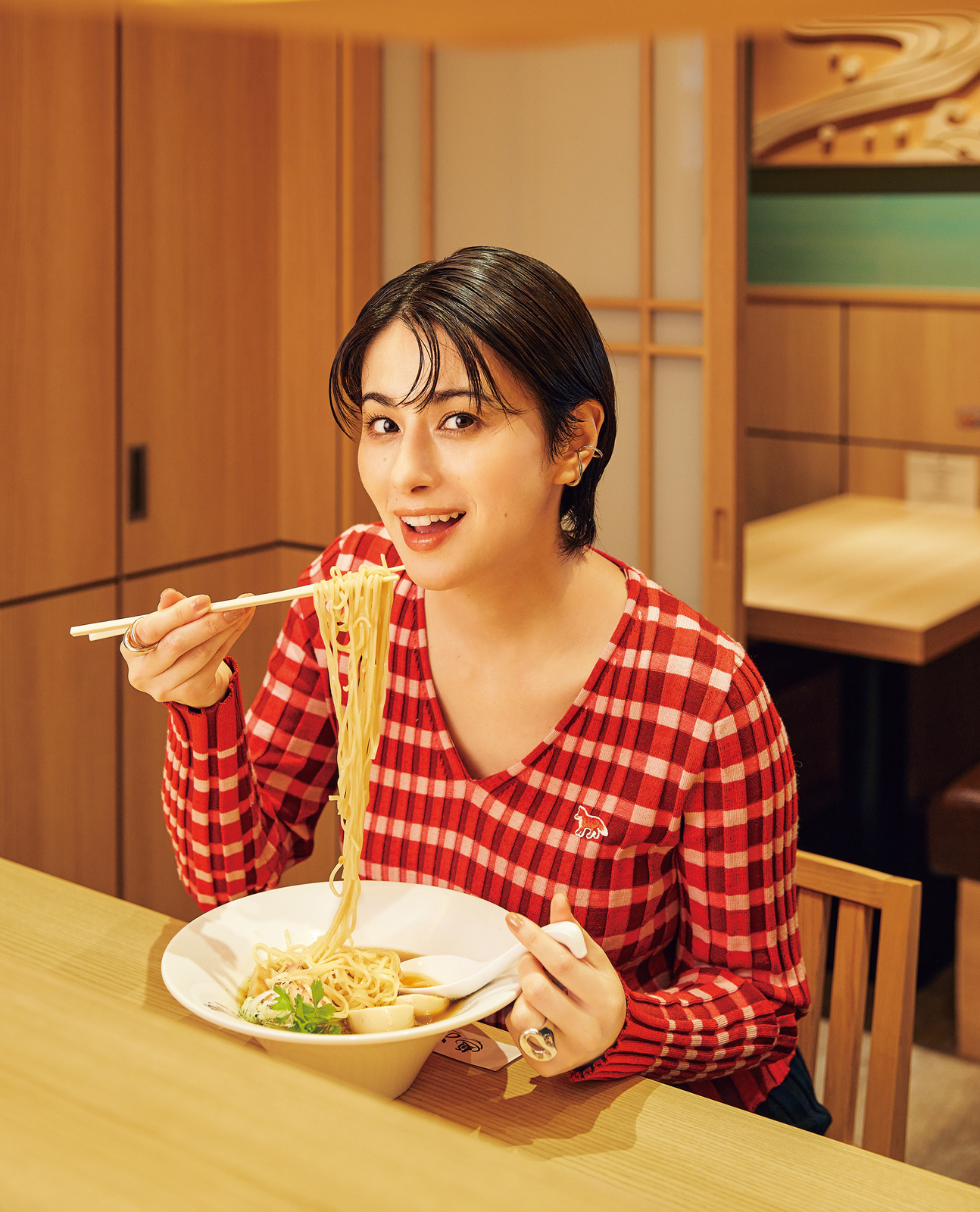 「麺 銀座おのでら本店」のラーメンを食べるホラン千秋さん